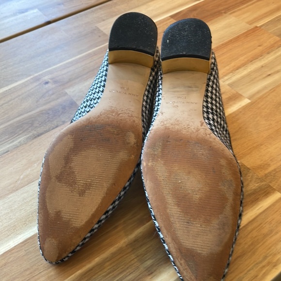 Ann Taylor black and white houndstooth pumps with gold heel - Picture 4 of 4